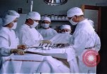 Immagine di Japanese-American medici e infermieri presso un centro di rilocazione United States USA, 1940, secondo 12 filmato di repertorio 65675037172