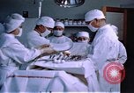 Immagine di Japanese-American medici e infermieri presso un centro di rilocazione United States USA, 1940, secondo 13 filmato di repertorio 65675037172
