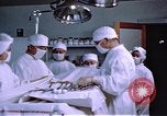 Immagine di Japanese-American medici e infermieri presso un centro di rilocazione United States USA, 1940, secondo 16 filmato di repertorio 65675037172