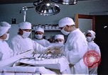 Immagine di Japanese-American medici e infermieri presso un centro di rilocazione United States USA, 1940, secondo 17 filmato di repertorio 65675037172