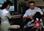 Immagine di Japanese-American medici e infermieri presso un centro di rilocazione United States USA, 1940, secondo 23 filmato di repertorio 65675037172