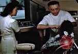 Immagine di Japanese-American medici e infermieri presso un centro di rilocazione United States USA, 1940, secondo 24 filmato di repertorio 65675037172