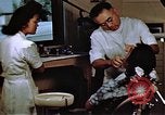 Immagine di Japanese-American medici e infermieri presso un centro di rilocazione United States USA, 1940, secondo 26 filmato di repertorio 65675037172