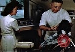 Immagine di Japanese-American medici e infermieri presso un centro di rilocazione United States USA, 1940, secondo 27 filmato di repertorio 65675037172