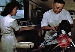 Immagine di Japanese-American medici e infermieri presso un centro di rilocazione United States USA, 1940, secondo 28 filmato di repertorio 65675037172