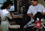 Immagine di Japanese-American medici e infermieri presso un centro di rilocazione United States USA, 1940, secondo 29 filmato di repertorio 65675037172