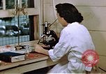 Immagine di Japanese-American medici e infermieri presso un centro di rilocazione United States USA, 1940, secondo 31 filmato di repertorio 65675037172