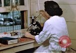Immagine di Japanese-American medici e infermieri presso un centro di rilocazione United States USA, 1940, secondo 32 filmato di repertorio 65675037172