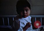 Immagine di Japanese-American medici e infermieri presso un centro di rilocazione United States USA, 1940, secondo 36 filmato di repertorio 65675037172