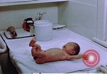 Immagine di Japanese-American medici e infermieri presso un centro di rilocazione United States USA, 1940, secondo 43 filmato di repertorio 65675037172