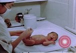 Immagine di Japanese-American medici e infermieri presso un centro di rilocazione United States USA, 1940, secondo 44 filmato di repertorio 65675037172