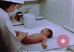Immagine di Japanese-American medici e infermieri presso un centro di rilocazione United States USA, 1940, secondo 45 filmato di repertorio 65675037172