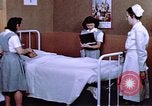 Immagine di Japanese-American medici e infermieri presso un centro di rilocazione United States USA, 1940, secondo 52 filmato di repertorio 65675037172