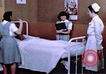 Immagine di Japanese-American medici e infermieri presso un centro di rilocazione United States USA, 1940, secondo 53 filmato di repertorio 65675037172