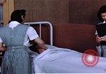 Immagine di Japanese-American medici e infermieri presso un centro di rilocazione United States USA, 1940, secondo 56 filmato di repertorio 65675037172