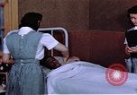Immagine di Japanese-American medici e infermieri presso un centro di rilocazione United States USA, 1940, secondo 58 filmato di repertorio 65675037172