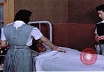 Immagine di Japanese-American medici e infermieri presso un centro di rilocazione United States USA, 1940, secondo 60 filmato di repertorio 65675037172
