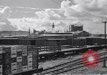 Image Railroad wagons plat transportant des matières Honolulu Hawaii USA, 1942, de la seconde 29 séquences d'archives historiques vidéo 65675037190