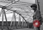 Image US Army sur un pont sentry Honolulu Hawaii USA, 1942, de la seconde 19 séquences d'archives historiques vidéo 65675037191