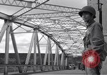 Image US Army sur un pont sentry Honolulu Hawaii USA, 1942, de la seconde 21 séquences d'archives historiques vidéo 65675037191
