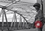 Image US Army sur un pont sentry Honolulu Hawaii USA, 1942, de la seconde 22 séquences d'archives historiques vidéo 65675037191