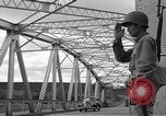 Image US Army sur un pont sentry Honolulu Hawaii USA, 1942, de la seconde 23 séquences d'archives historiques vidéo 65675037191