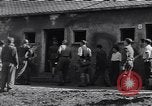 Image Les généraux des Forces alliées visiter déplacées camp DP Wolfratshausen Allemagne, 1945, de la seconde 11 séquences d'archives historiques vidéo 65675037193