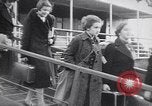 Standbild deutsch-jüdische Flüchtlinge Harwich England, 1938, aus Sekunde 6 historischem Filmmaterial Videoclip 65675037207