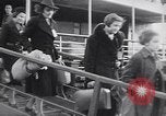 Standbild deutsch-jüdische Flüchtlinge Harwich England, 1938, aus Sekunde 7 historischem Filmmaterial Videoclip 65675037207
