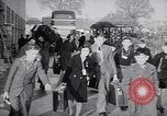 Standbild deutsch-jüdische Flüchtlinge Harwich England, 1938, aus Sekunde 10 historischem Filmmaterial Videoclip 65675037207