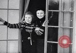 Standbild deutsch-jüdische Flüchtlinge Harwich England, 1938, aus Sekunde 25 historischem Filmmaterial Videoclip 65675037207