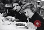 Standbild deutsch-jüdische Flüchtlinge Harwich England, 1938, aus Sekunde 29 historischem Filmmaterial Videoclip 65675037207