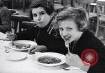 Standbild deutsch-jüdische Flüchtlinge Harwich England, 1938, aus Sekunde 30 historischem Filmmaterial Videoclip 65675037207