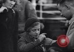 Image 200 enfants réfugiés juive allemande Harwich en Angleterre, 1938, de la seconde 30 séquences d'archives historiques vidéo 65675037219
