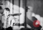 Image des enfants juifs réfugiés allemand Harwich en Angleterre, 1938, de la seconde 57 séquences d'archives historiques vidéo 65675037220