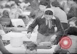 Standbild deutsch-jüdische Flüchtlingskinder Harwich England, 1938, aus Sekunde 1 historischem Filmmaterial Videoclip 65675037221