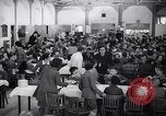Standbild deutsch-jüdische Flüchtlingskinder Harwich England, 1938, aus Sekunde 10 historischem Filmmaterial Videoclip 65675037221