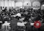 Standbild deutsch-jüdische Flüchtlingskinder Harwich England, 1938, aus Sekunde 15 historischem Filmmaterial Videoclip 65675037221