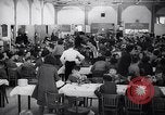 Standbild deutsch-jüdische Flüchtlingskinder Harwich England, 1938, aus Sekunde 16 historischem Filmmaterial Videoclip 65675037221