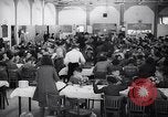 Standbild deutsch-jüdische Flüchtlingskinder Harwich England, 1938, aus Sekunde 18 historischem Filmmaterial Videoclip 65675037221