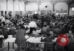 Standbild deutsch-jüdische Flüchtlingskinder Harwich England, 1938, aus Sekunde 19 historischem Filmmaterial Videoclip 65675037221