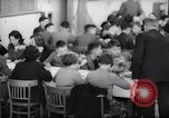 Standbild deutsch-jüdische Flüchtlingskinder Harwich England, 1938, aus Sekunde 29 historischem Filmmaterial Videoclip 65675037221
