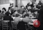 Standbild deutsch-jüdische Flüchtlingskinder Harwich England, 1938, aus Sekunde 30 historischem Filmmaterial Videoclip 65675037221