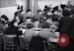 Standbild deutsch-jüdische Flüchtlingskinder Harwich England, 1938, aus Sekunde 32 historischem Filmmaterial Videoclip 65675037221
