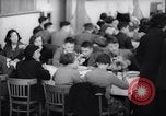 Standbild deutsch-jüdische Flüchtlingskinder Harwich England, 1938, aus Sekunde 33 historischem Filmmaterial Videoclip 65675037221