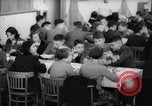 Standbild deutsch-jüdische Flüchtlingskinder Harwich England, 1938, aus Sekunde 34 historischem Filmmaterial Videoclip 65675037221
