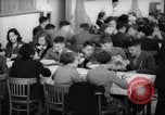 Standbild deutsch-jüdische Flüchtlingskinder Harwich England, 1938, aus Sekunde 35 historischem Filmmaterial Videoclip 65675037221
