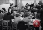 Standbild deutsch-jüdische Flüchtlingskinder Harwich England, 1938, aus Sekunde 37 historischem Filmmaterial Videoclip 65675037221