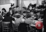 Standbild deutsch-jüdische Flüchtlingskinder Harwich England, 1938, aus Sekunde 38 historischem Filmmaterial Videoclip 65675037221
