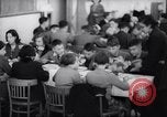 Standbild deutsch-jüdische Flüchtlingskinder Harwich England, 1938, aus Sekunde 40 historischem Filmmaterial Videoclip 65675037221